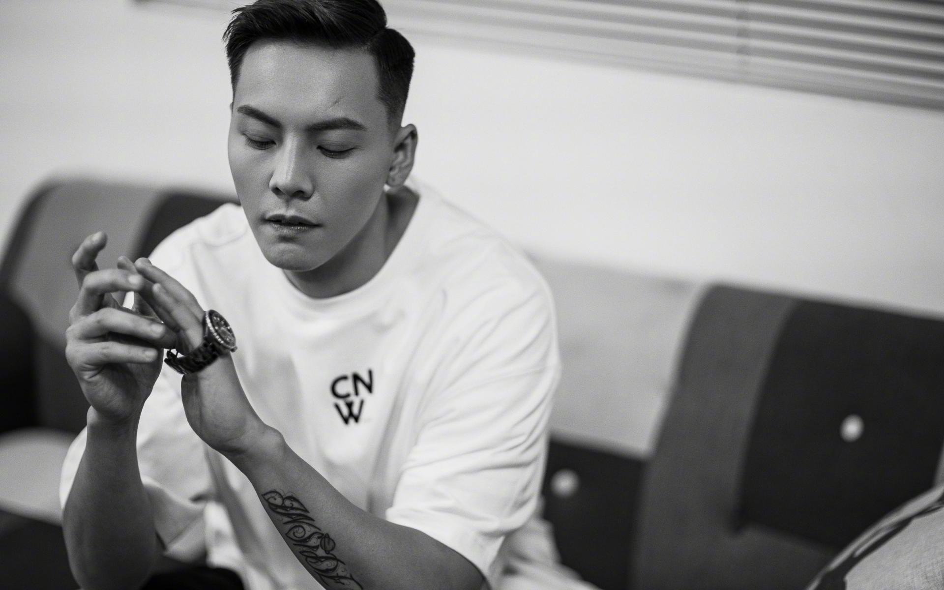 是否应推动球队设立球员社区陪伴计划，要求球队