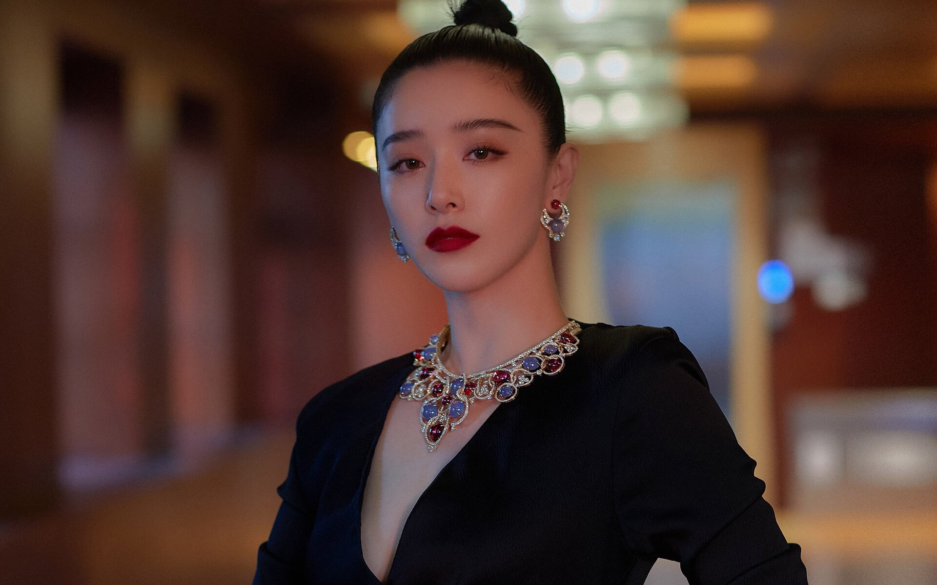 世界青少年水上冲浪比赛在青岛激烈开赛，水上冲浪项目