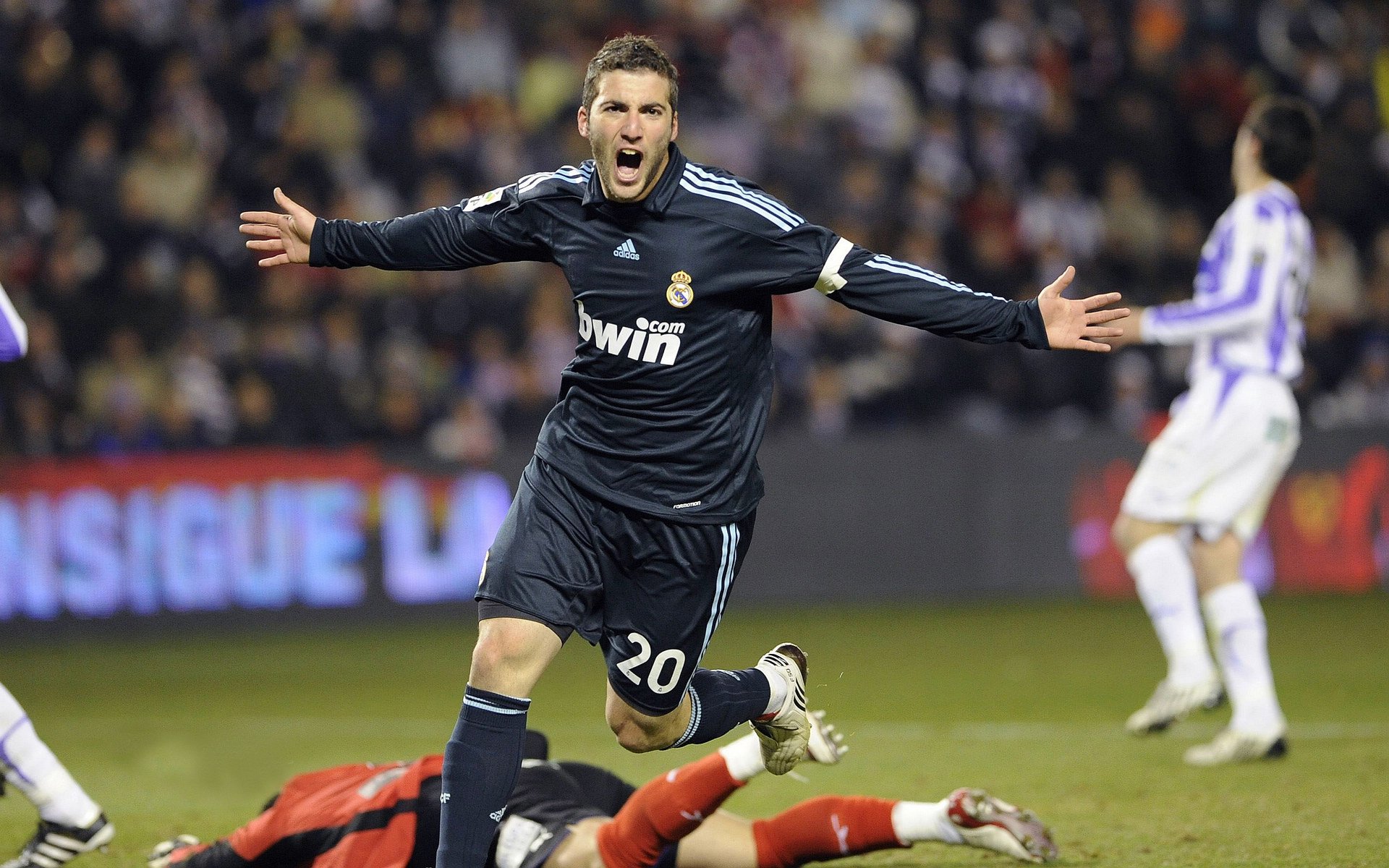 九游娱乐app下载-传奇宠儿：那些在欧冠舞台上留下浓墨重彩的球员，传奇欧洲杯